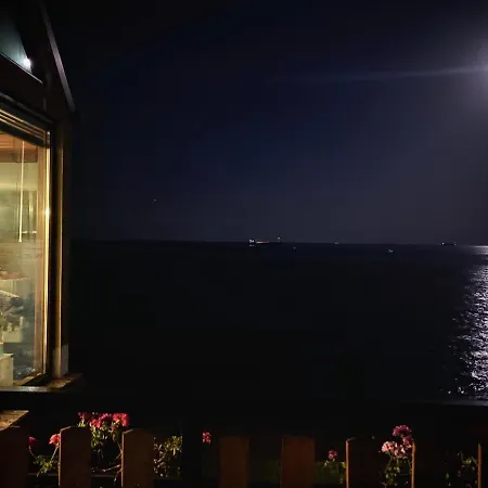 Hemingway In Happy Βάρνα