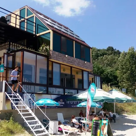 Hemingway In Happy Guest house